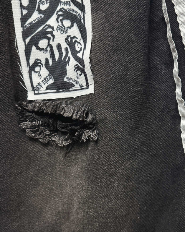 Distressed Gothic Graphic Denim Shorts（ Belt included )